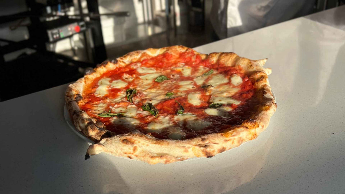 ¿Por qué la humedad del queso importa en una pizza?