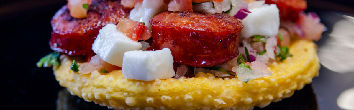 Sopaipillas, pebre, longanizas y queso guayanés
